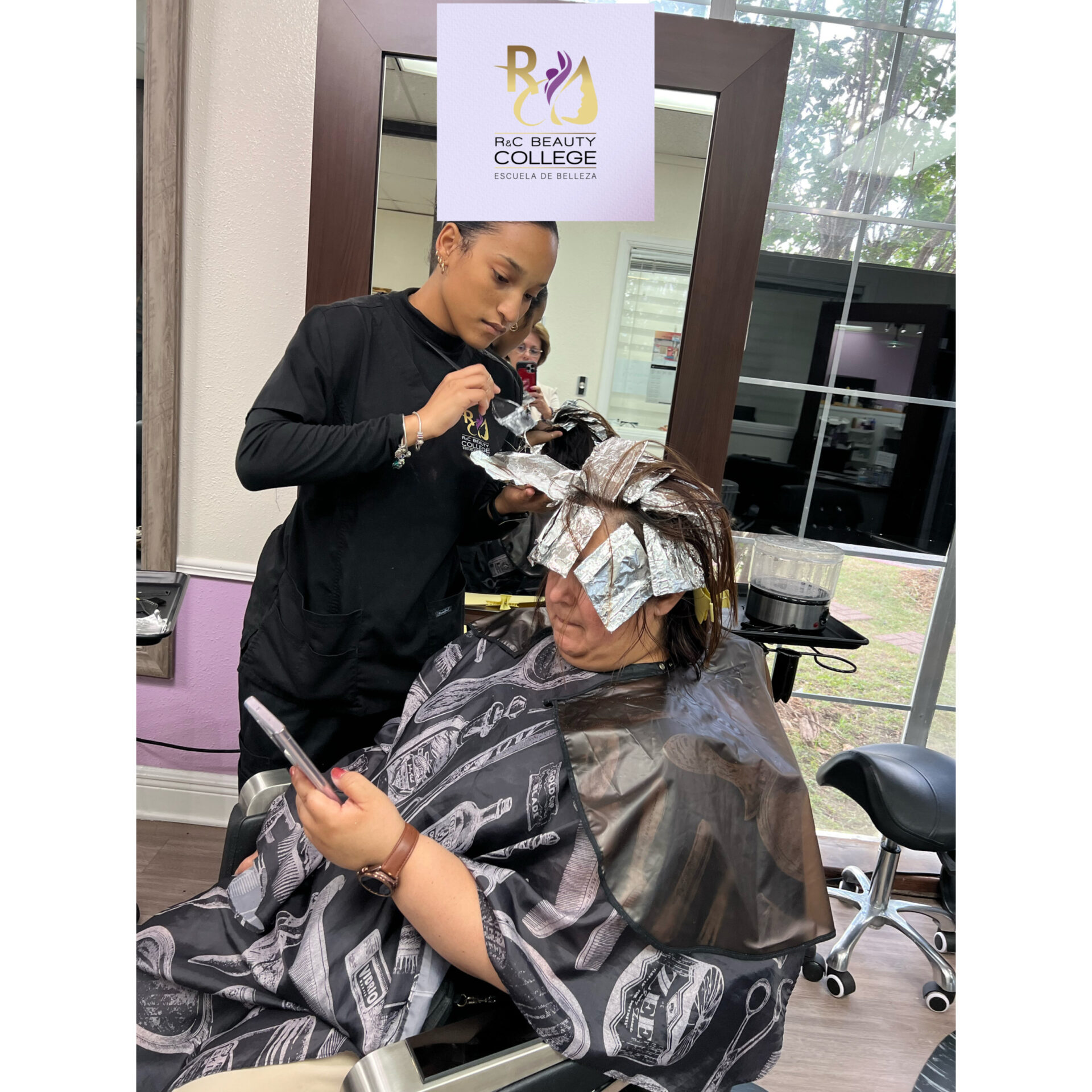 Tratamiento capilar en el salón estudiantil de R&C Beauty College