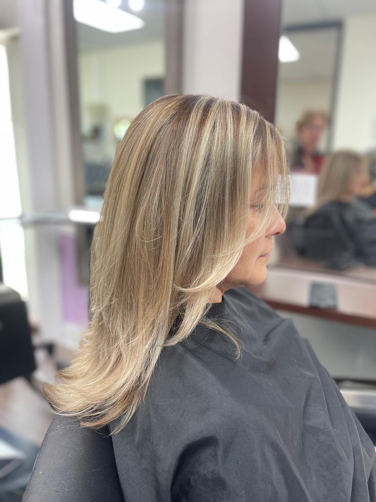 Corte y peinado en tono rubio realizado en el salón de R&C Beauty College