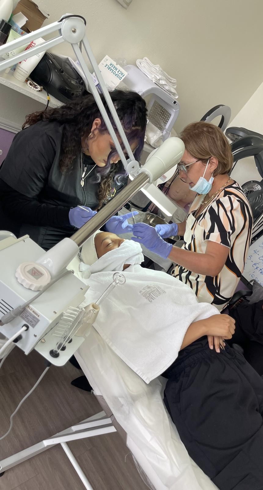 Estudiante aplicando un tratamiento facial supervisado en R&C Beauty College