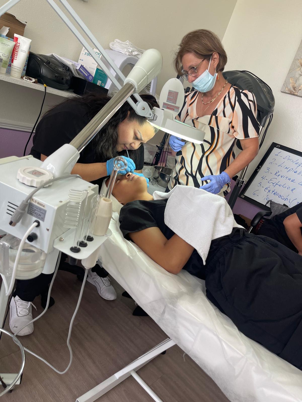 Tratamiento facial en el salón de R&C Beauty College en Pflugerville