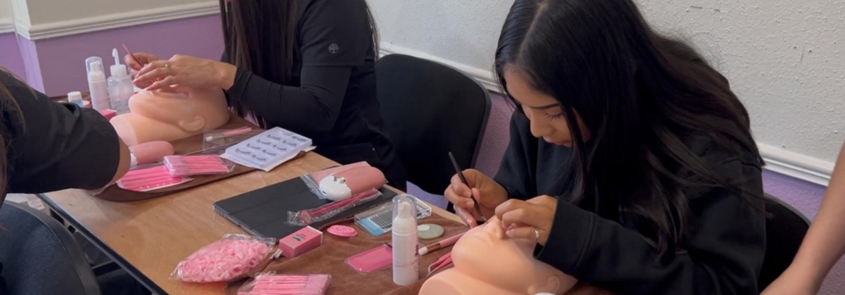 Escuela de Belleza en Pflugerville TX Te Enseña a Cuidar Tu Piel Como un Profesional