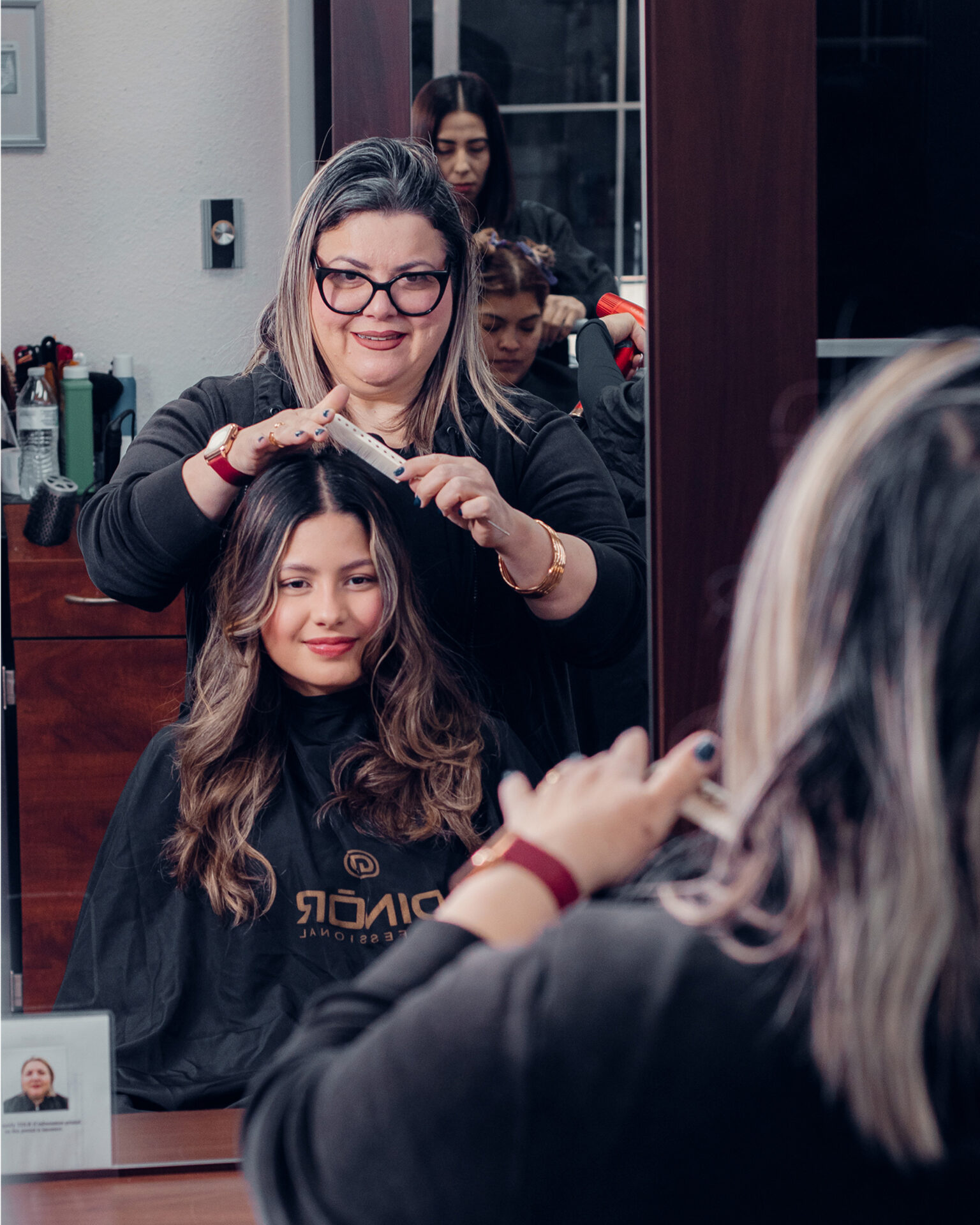escuela_05 Instructora de R&C Beauty College enseñando peinado a una estudiante en Pflugerville